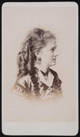 Porträt Mathilde Pichler (um 1845-nach 1876; Sängerin). Albuminabzug auf Karton (Carte-de-visite mit Atelieraufdruck verso)