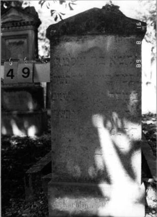 Grabstein 49 (Index: 100086695) Material: Sandstein Zustand: verwittert Maße HxBxT: 100x47x20 cm Beschreibung: Stele, Sockel, Giebel: Grabstein 49