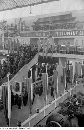 Innenansicht einer Messehalle mit einem Treppenaufgang zur Ausstellungsfläche der Volksrepublik China