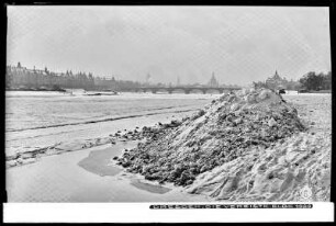 Dresden, die vereiste Elbe 1929, Blick auf Dresden-Altstadt vom Neustädter Elbufer