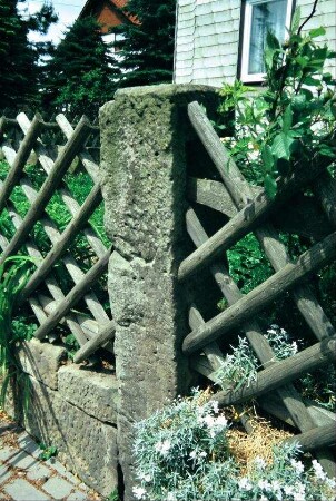 Zaun mit Natursteinpfeilern