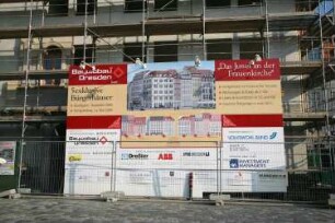 Dresden-Altstadt. Neumarkt. Gerüst mit Bautafel für "Das Juwel an der Frauenkirche" (Fünf Bürgerhäuser mit weitgehend historischen Fassaden)