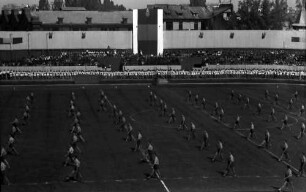 Tag des rumänischen Sports [Vorführung Turner mit Gewehr]