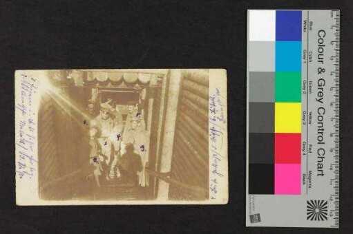 Feldpostkarte mit Soldaten/Offizieren und handschriftlichen Namensergänzungen