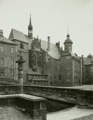 Altenburg, Schloss Altenburg, Innenhof, Südseite: innerer Torturm und Schlosskirche