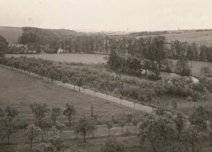 Lommatzscher Pflege. Jahnatal oberhalb Ostrau. Blick talauf von der Abraumhalde des Kalkwerkes Münchhof