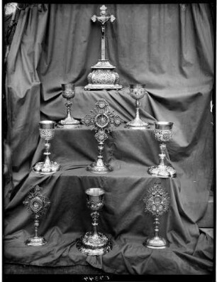 Hagnau Katholische Sankt Johannes Baptist Kirche Kruzifix, Monstranz und verschiedene Kelche