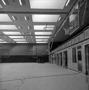 Sporteinrichtungen: Sporthalle: Barsbütteler Weg: Neubau vor Fertigstellung: Innenansicht: rechts unten Geräte- und Umkleideräume: darüber Tribüne für Zuschauer: vorn rechts oben Basketballkorb: hinten an der Wand Sportgeräte