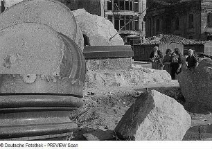 Dresden. Gruppe von Frauen bei der Enttrümmerung auf dem Altmarkt