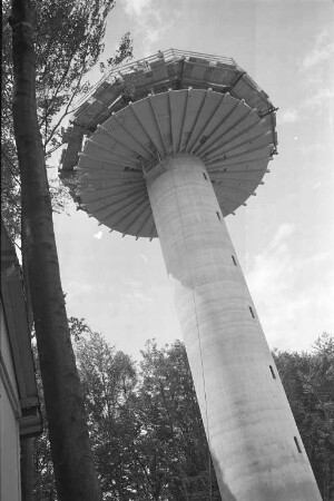 Bau des Wasserturms im Bergwald.