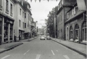 Lange Straße, Blickrichtung Süden, rechts der Pavillon "Schlosswache". Detmold