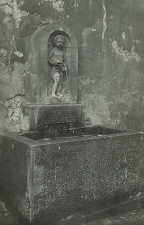 Erlpeterbrunnen : Pirna. Alte Knabenschule, Burgstraße 14. Erlpeterbrunnen (Sandstein, 1908)