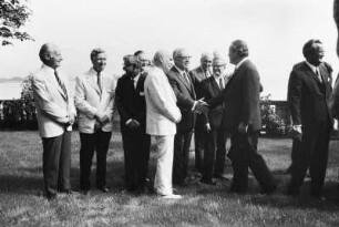 Bundeskanzler Willy Brandt (1913-1992) inmitten einer Gruppe von Nobelpreisträgern