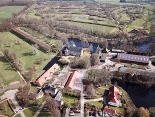 Jersbek: Luftbild des Gutshofes: unten links Torhaus mit Wirtschaftsgebäuden, mittig Herrenhaus, dahinter Teich