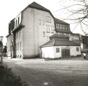 Böhlen-Großdeuben, Schulstraße 6. Grundschule (Bezeichnung 1907). Hofansicht mit Toilettenhäuschen