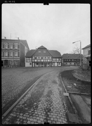 Hirschfelde (Zittau-Hirschfelde). Ernst-Thälmann-Platz 9. Wohnhaus (18. Jh.). Straßenfront mit Vorlaube