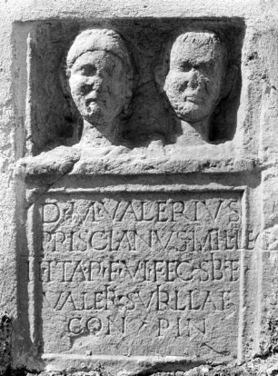 Römisches Grabrelief des Ehepaares Valerius Priscianus und Valeria Surilla
