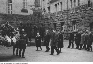 Besuch von Walter Ulbricht, Vorsitzender des Staatsrates der DDR, in der Mahn- und Gedenkstätte für die Opfer des Nationalsozialismus im Hinrichtungshof des ehemaligen Landgerichts (in Begleitung von Prof. Lieselott Herforth, Rektorin der TU Dresden)