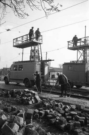 Letzte Arbeiten vor der Baufertigstellung der verlängerten Straßenbahnlinie vom Hauptfriedhof zum Hirtenweg.