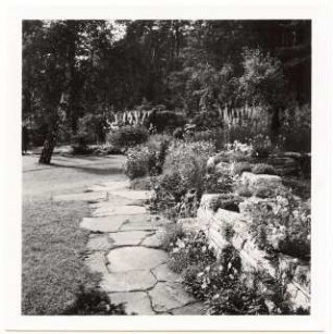 Garten Hermann Leinweber, Berlin-Schlachtensee: Plattenweg und Mauern im Sommergarten