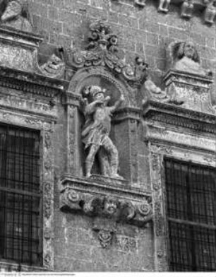 Fassadendekoration: Uomini famosi und Personifikationen, Habgier und Christoph Columbus