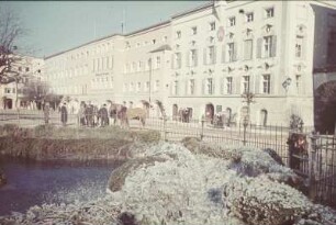 Tittmoning. Stadtplatz (vermutlich während eines Pferdemarktes)