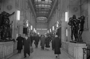 Blick in die Mädler-Passage, Ausstellungsbereich für Porzellan, Steingut und Tonwaren. Im Vordergrund Skulpturengruppen