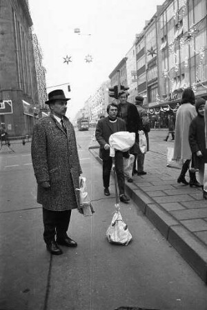 Weihnachtseinkauf am ersten verkaufsoffenen "langen" Samstag vor Weihnachten.