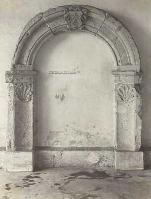 Renaissance-Portal mit einem 1714 neu eingesetzten Schlussstein