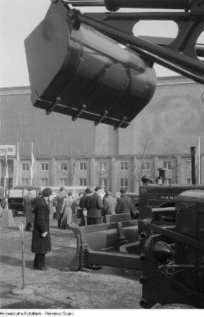 Besucher vor Baggern auf dem Ausstellungsgelände der Technischen Messe