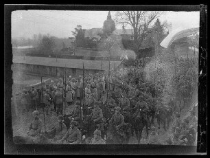 Kriegsparade des 9. Feld-Artillerie-Regiments in Biaches (Dep. Somme, Frankreich) mit König Ludwig III. von Bayern