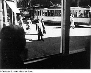 Straßenszene aus dem Dokumentarfilm "Fahrende Stadt"