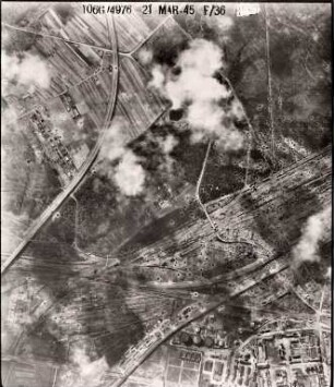 Amerikanische Luftbildaufnahmen von Kriegszerstörungen. Ausrichtung nach Süden. Güterbahnhof / Rangierbahnhof / Oststadt