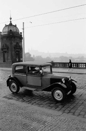 In Prag auf der Most Legii : In Prag auf der Most Legii (Hradschin im Hintergrund) mit Tatra 12
