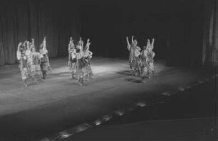Moissejew-Ensemble im Admiralspalast : Auftritt einer Volkstanzgruppe