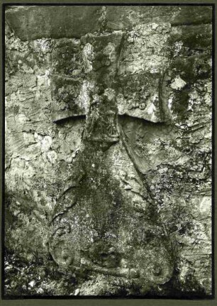 Friedhof. Grabkreuz mit Hl. Katharina um 1700