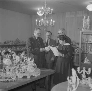 Messe, Präsentation von Figuren und Leuchtern aus Meissener Porzellan