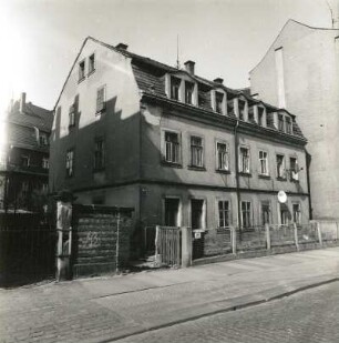 Dresden-Pieschen, Robert-Matzke-Straße 4. Wohnhaus (1876/1900)