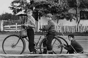 Jungen mit einem Fahrrad