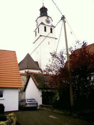 Ansicht von Ostsüdosten mit Kirche (Kirchturm 1558 neu erbaut-Glockenstube Barock erneuert mit achteckigem Aufsatz-Chor Gotisch)-im Kirchhof in Lage zu ebener Erde