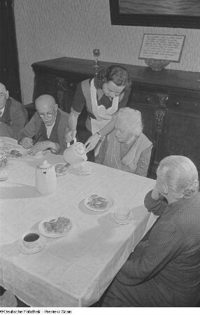 Ältere Menschen beim Kaffeetrinken