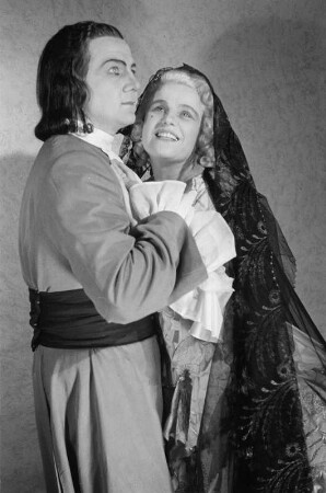 Szenenbilder aus der Oper "Manon" von Jules Massenet in der Deutschen Staatsoper Berlin : Szene mit Irma Beilke als Manon