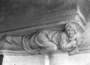 4. Ligende Konsolfigur in Form einer Frau mit Wappen, von links