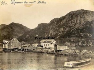 Digermulen auf Hinnöy/Lofoten. Ortsteilansicht mit Speicherhaus, Landungsbrücke und Digermulenkollen (388 m)