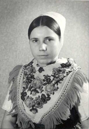 Sonntagstracht aus Hoyerswerda : Kleidung - Hoyerswerdaer Tracht. Ort: Wojerecy / Hoyerswerda. Mädchen in Sonntagstracht.