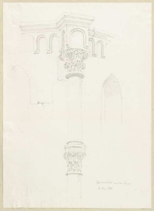 Bogenfries und Blendsäule mit Kapitell an der Apsis von St. Georg in Großenlüder