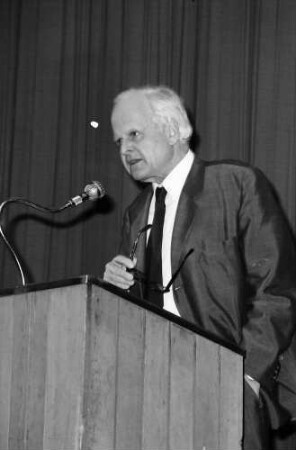 Freiburg: Kolpingsaal; Prof. Dr. Carl Friedrich von Weizsäcker am Rednerpult