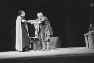 Szenenbilder aus dem Stück "König Oedipus" von Sophokles am Deutschen Theater Berlin : Szene mit Gustaf Gründgens als König Oedipus (links) und Walter Werner als Bote (rechts)