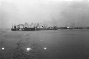 Hafenausfahrt : Blick vom Wasser auf den Hafen von Southampton mit Dampfschiffen am Kai