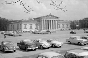 München: Glyptothek, Frontalansicht, mit Parkplatz im Vordergrund